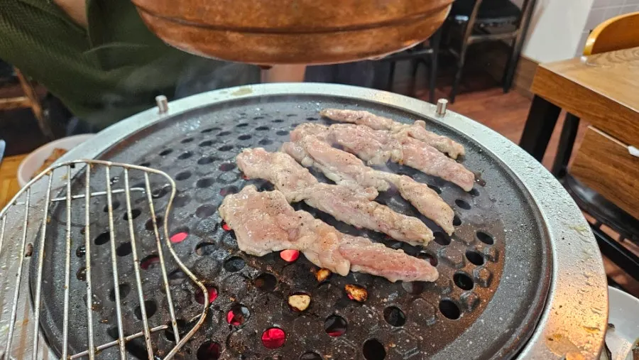 불판 위 장어와 닭목살