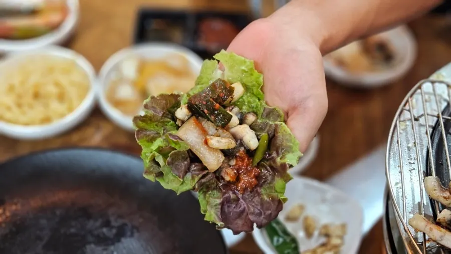 쌈에 올린 장어 한 점
