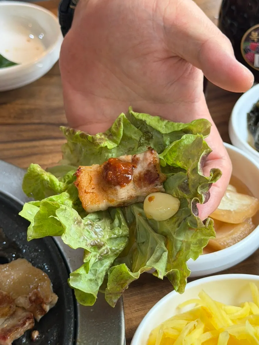 Pork belly eaten with green onion kimchi