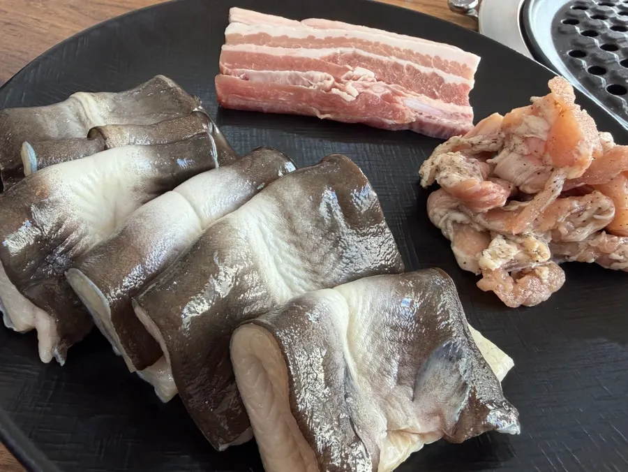 밑반찬과 복분자주가 놓인 기본 상차림