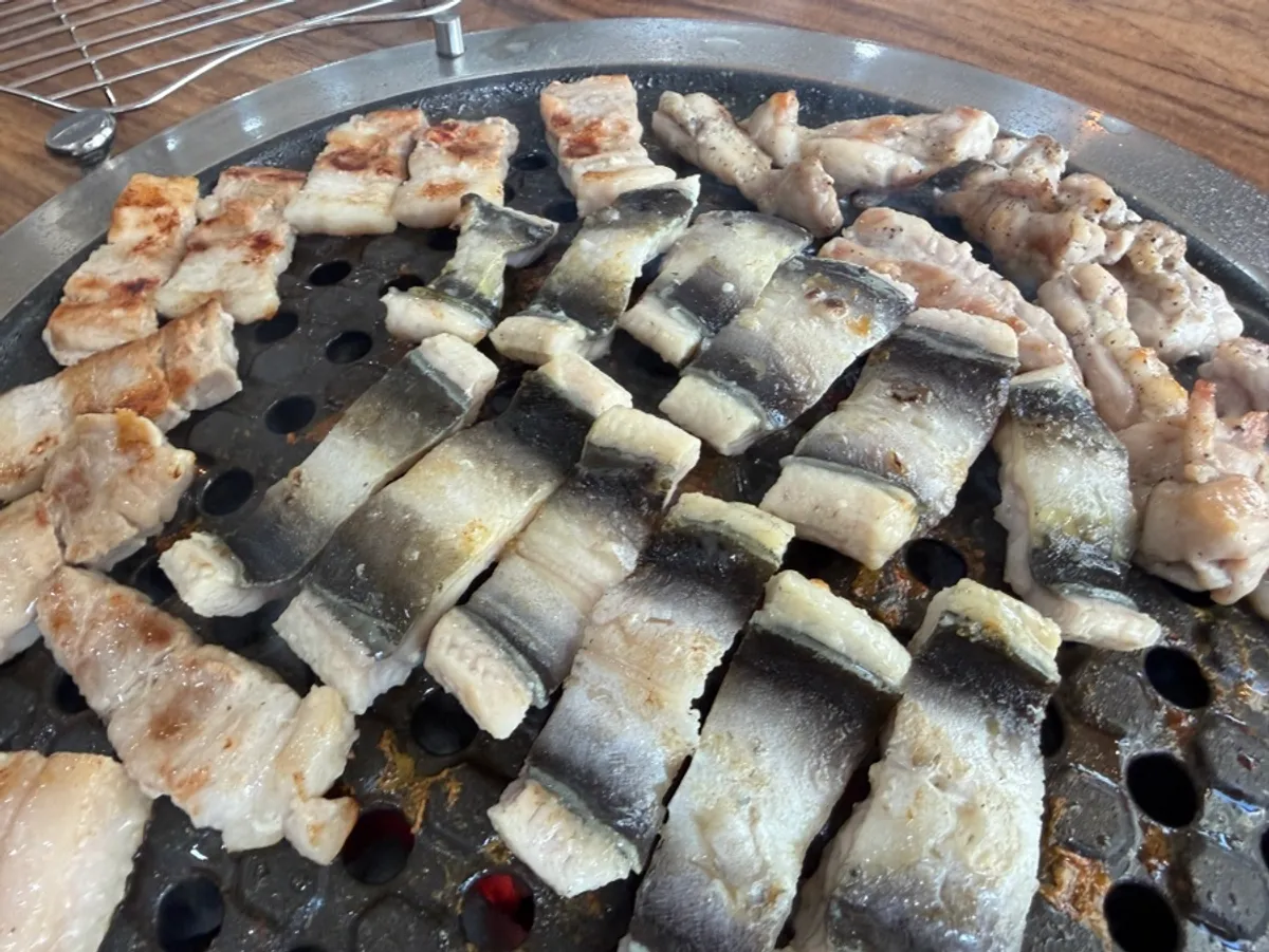장어와 삼겹살, 닭 목살이 함께 구워지는 불판