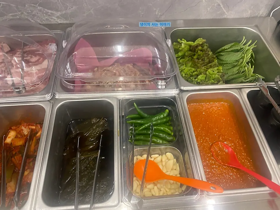 Side dishes served alongside the eel