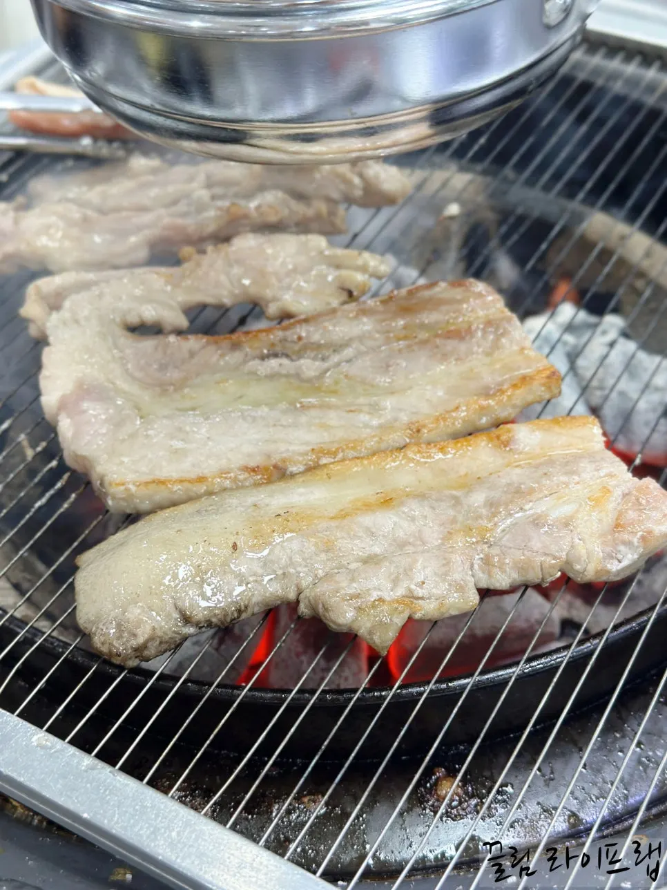 깻잎에 장어와 생강을 올린 쌈
