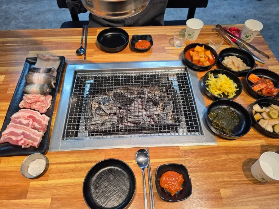 밑반찬이 차려진 장어 무한리필 기본 세팅