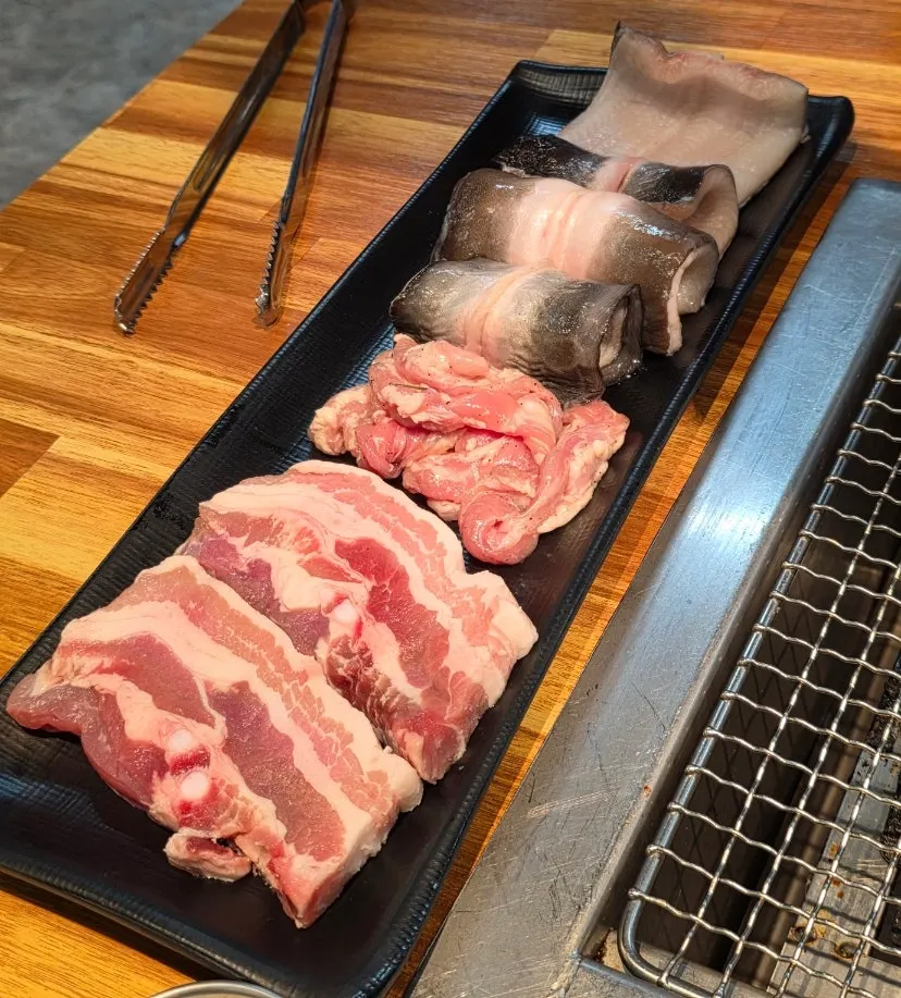 쌈채소와 반찬이 놓인 테이블 세팅