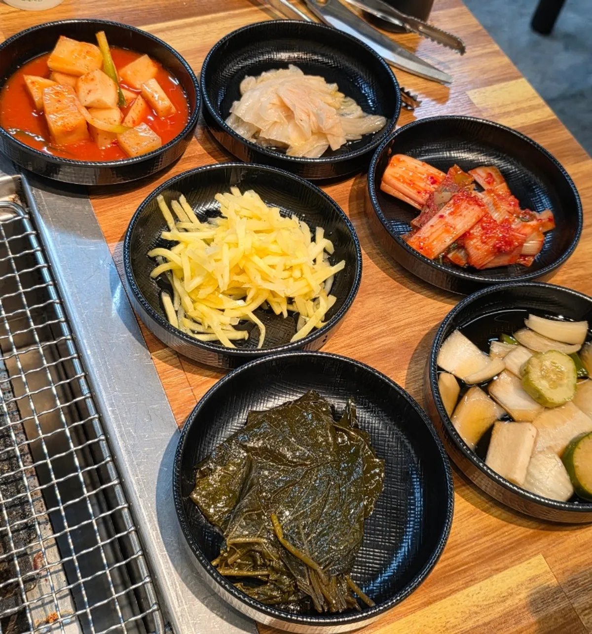 숯불 화로와 생물 민물장어가 올라간 불판