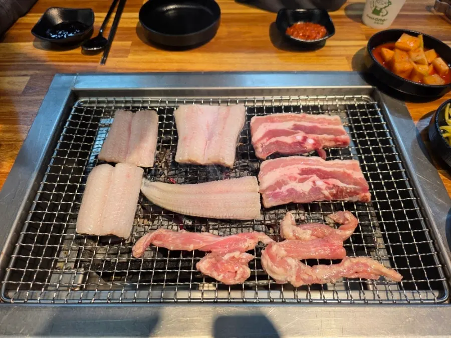껍질을 아래로 향하게 올린 생물 장어