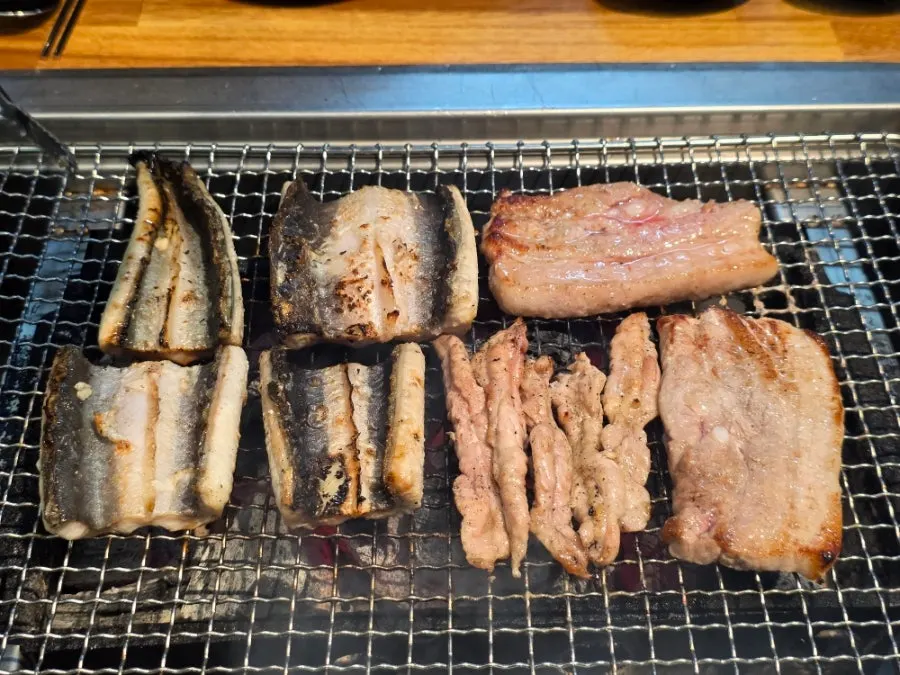 앞뒤로 익혀지는 숯불 민물장어