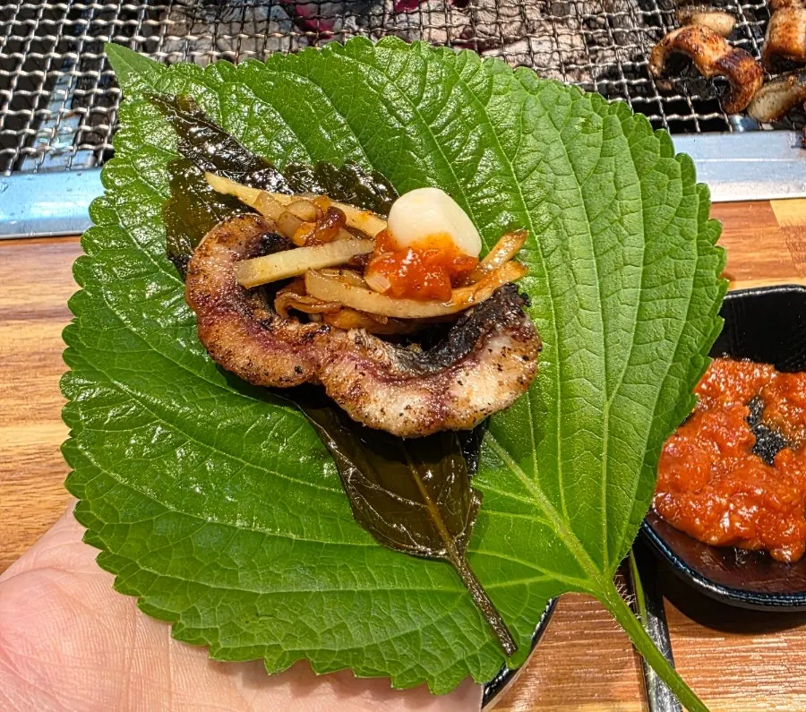 잘라 세워 단면을 굽는 장어 조각