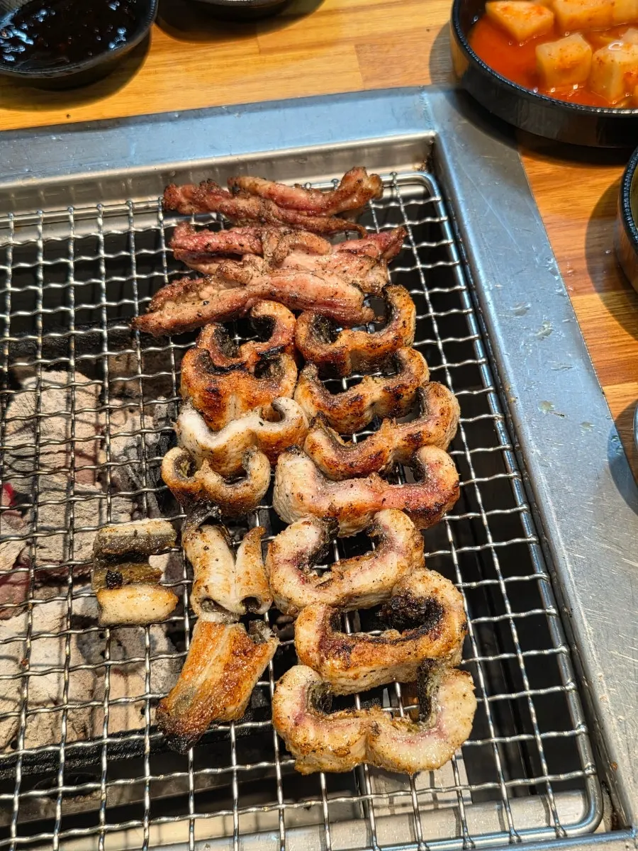 노릇하게 구워진 민물장어 클로즈업