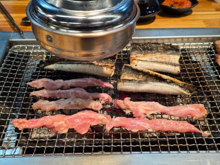 삼겹살과 장어를 함께 굽는 불판