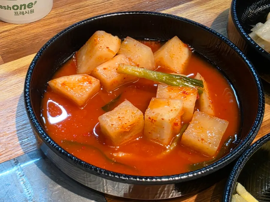 셀프바에서 담아온 깍두기와 파김치