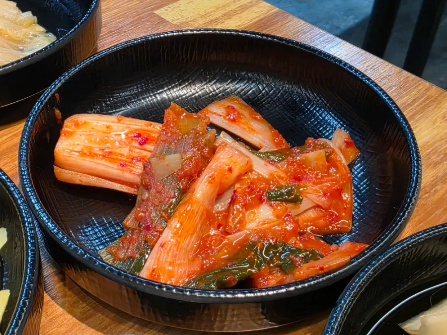 리필해 온 반찬 접시
