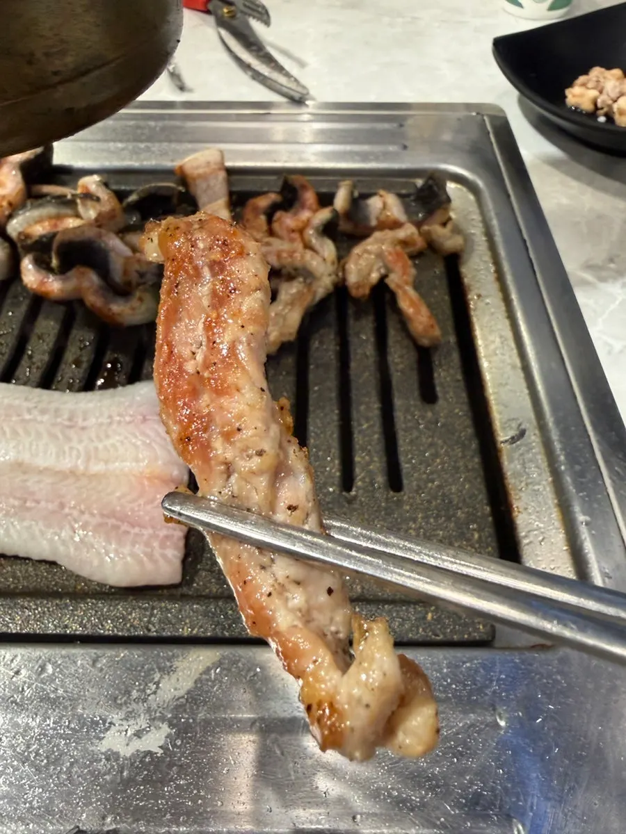 Grilled chicken neck meat sprinkled with pepper