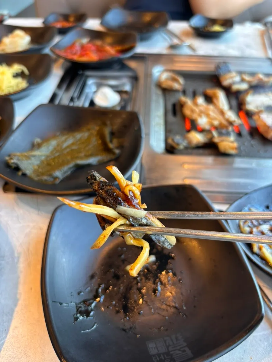 Eel picked up together with chicken neck meat