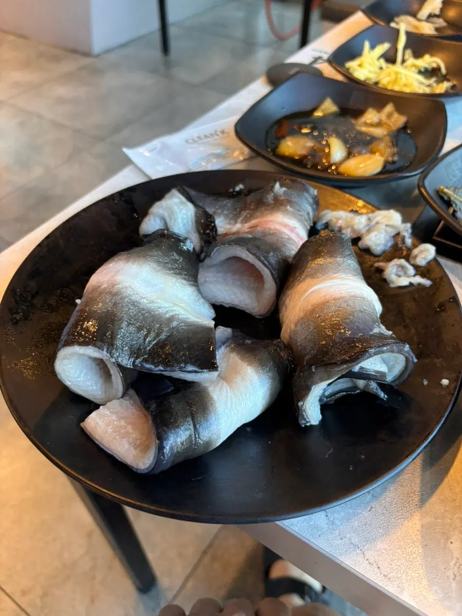 Fresh eel plate brought from the refill corner