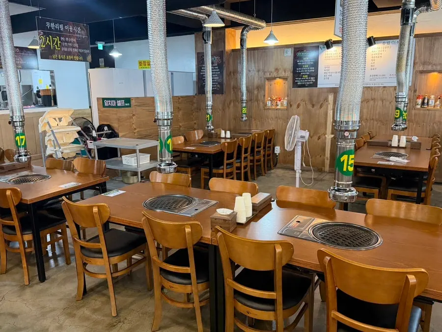 ソンニムボクチャンオ史東店の店内食事スペース