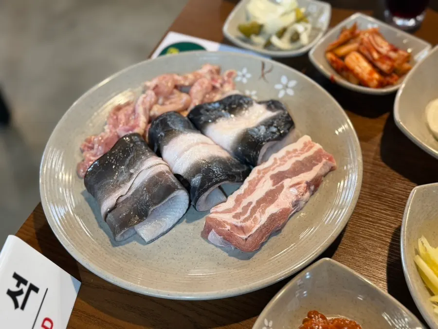 ソンニムボクチャンオのうなぎと肉の食べ放題の食卓