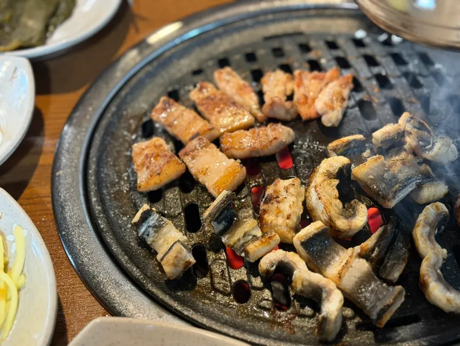 鉄板に一緒に乗せたうなぎと豚バラ、鶏首肉
