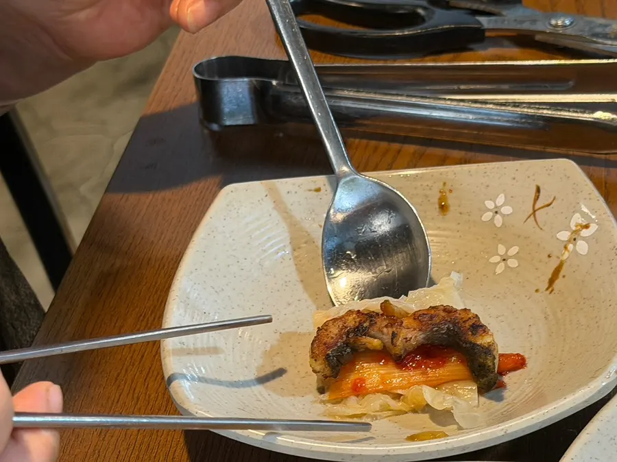 ソンニムボクチャンオで母とうなぎを食べる様子