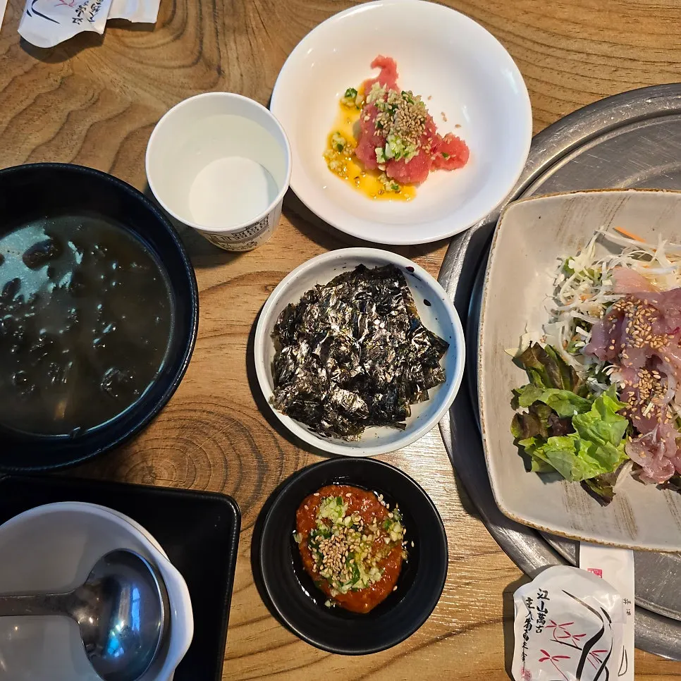 Table being set with the ordered mixed platter (medium)