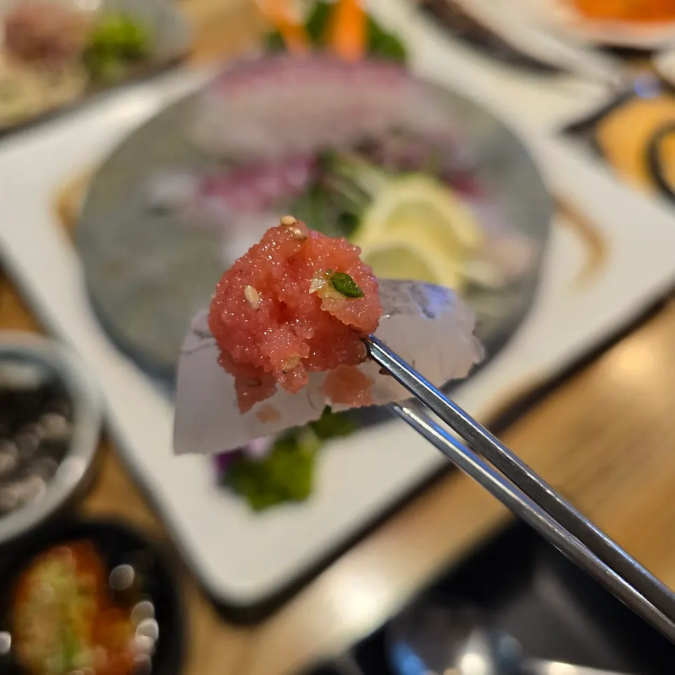 Raw fish wrapped in lettuce