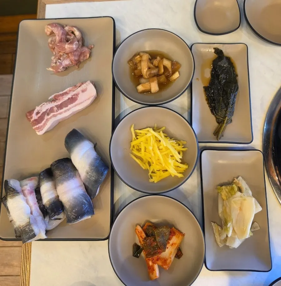 민물장어 삼겹살 오리목살 3종과 밑반찬 한 상