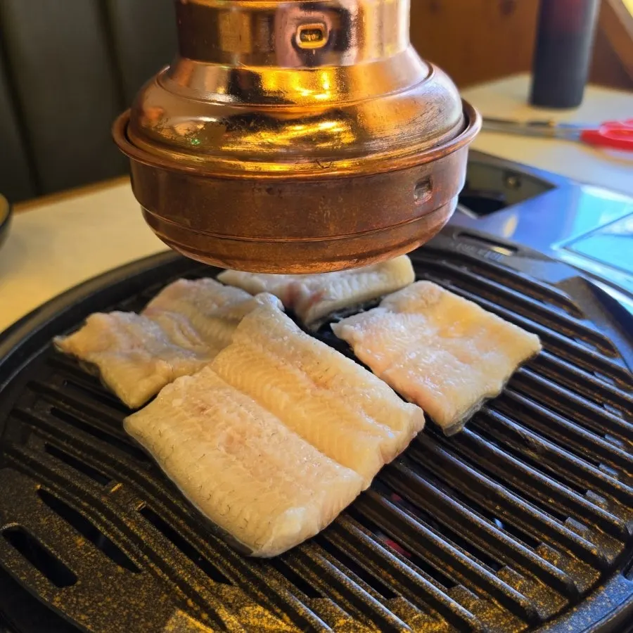 불판에 껍질을 아래로 올린 생물장어
