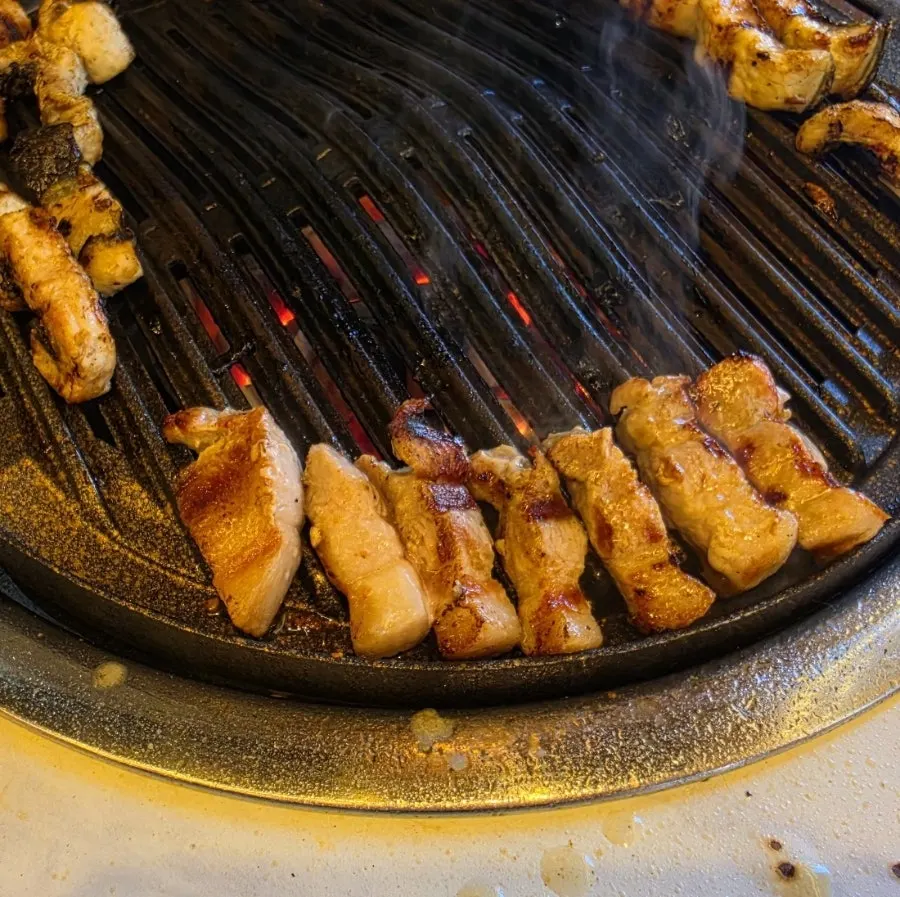 장어와 함께 불판에 올린 삼겹살