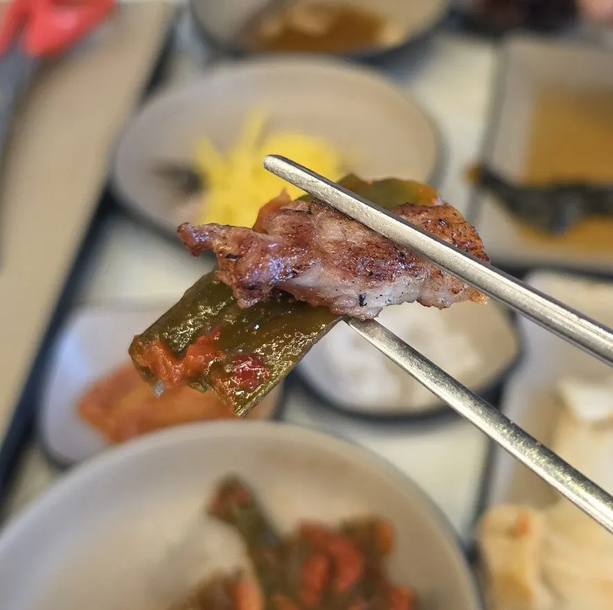 꼬들꼬들하게 구워진 오리목살