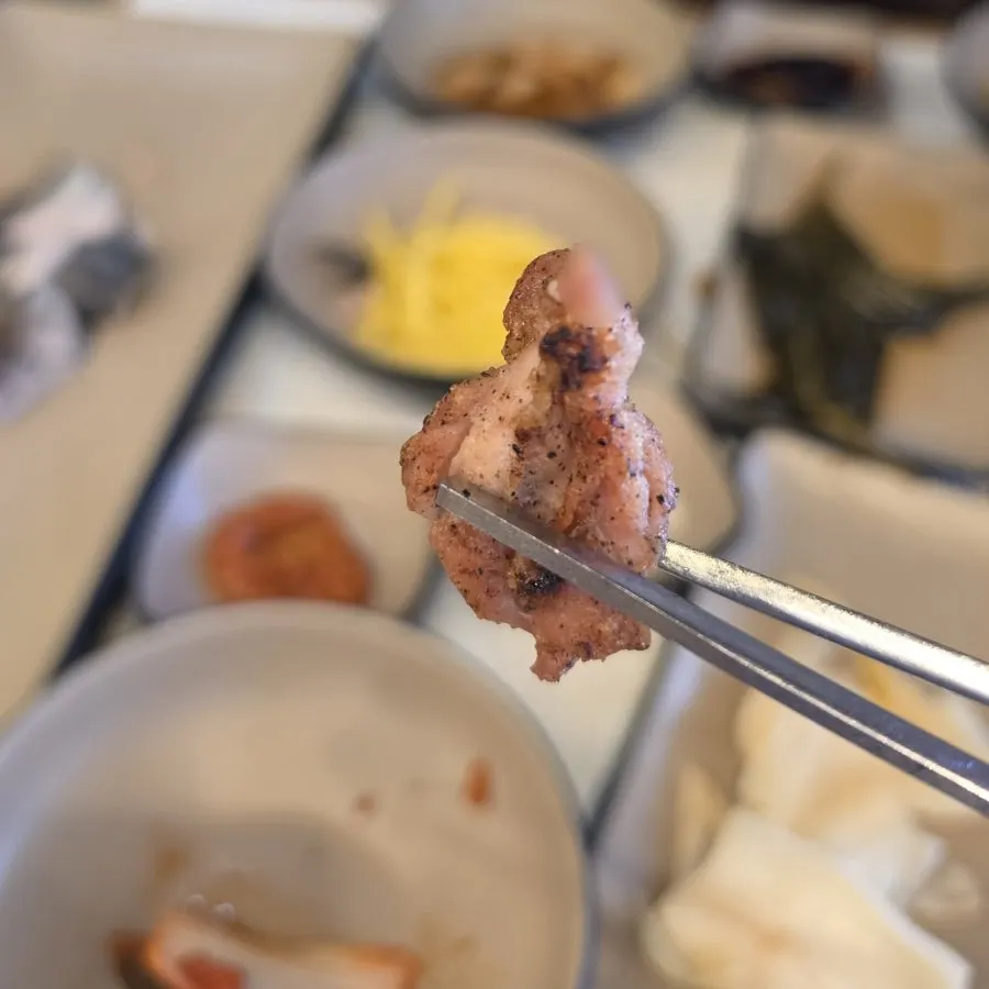 장어와 삼겹살을 함께 구운 불판