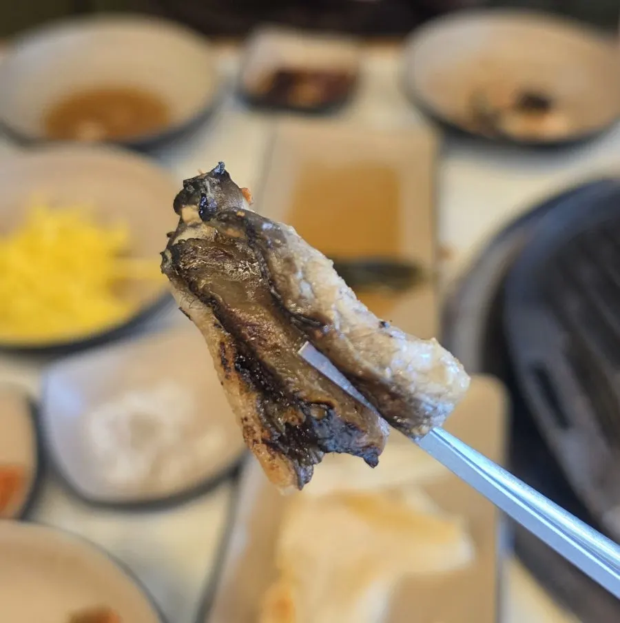 바삭하게 구워진 장어 꼬리