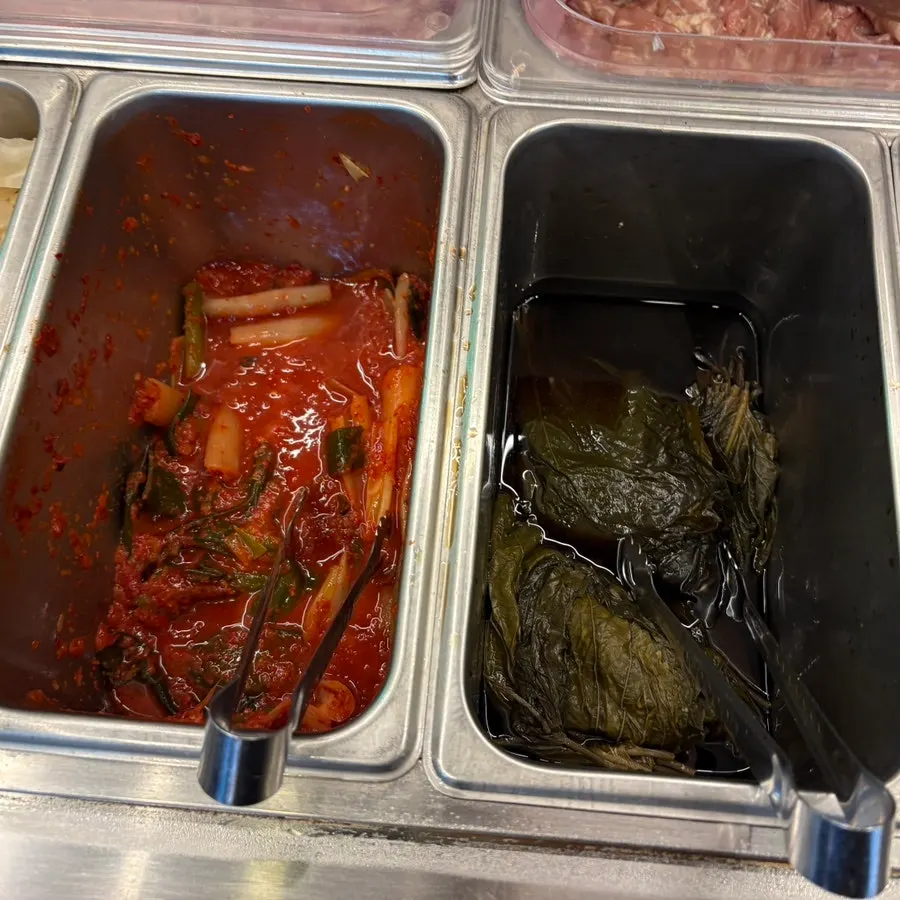 장어와 함께 차려진 밑반찬 상차림
