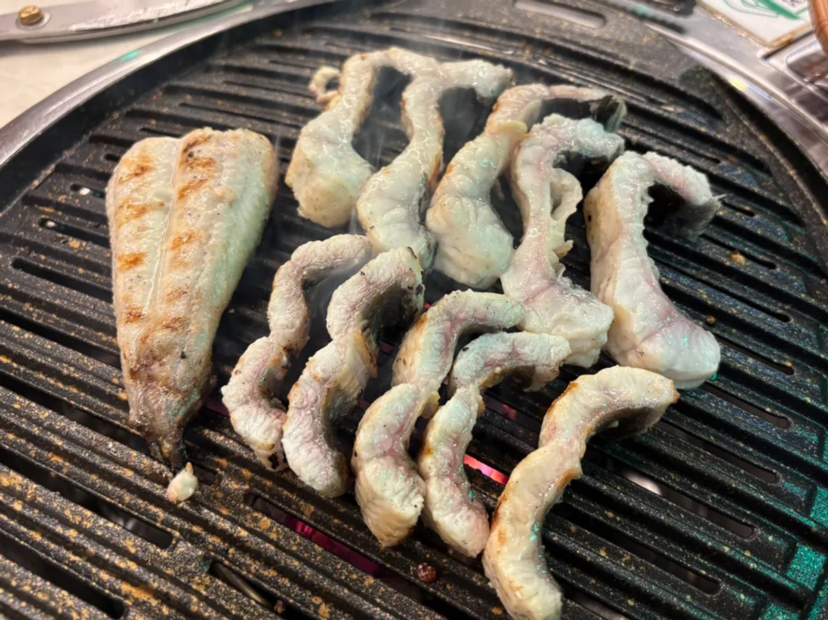 노릇하게 구워지는 민물장어 구이