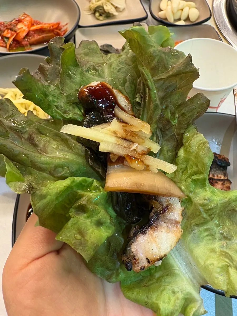 상추쌈에 올린 장어 한 점