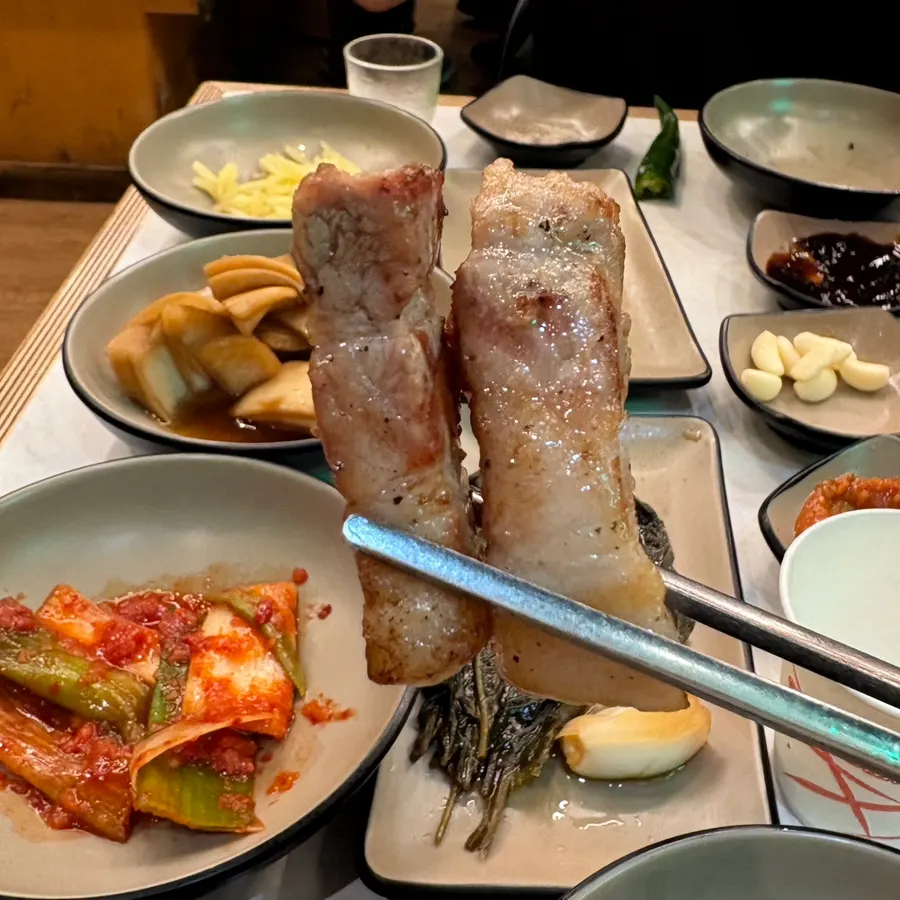 불판에서 익어가는 삼겹살