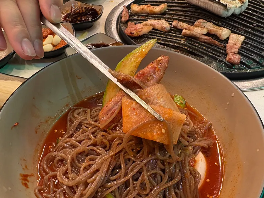 막국수에 고기를 싸 먹는 마무리 상차림