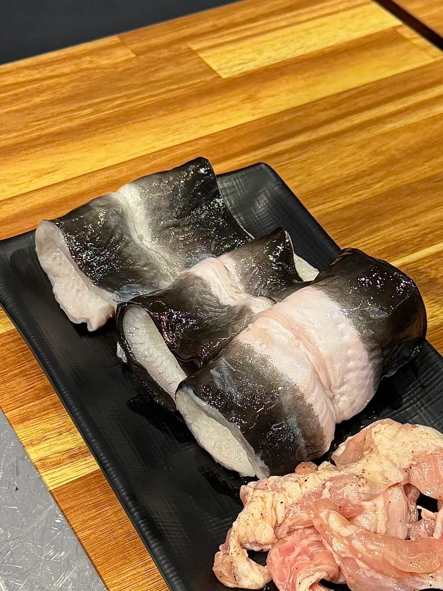 기본으로 나온 민물장어 접시