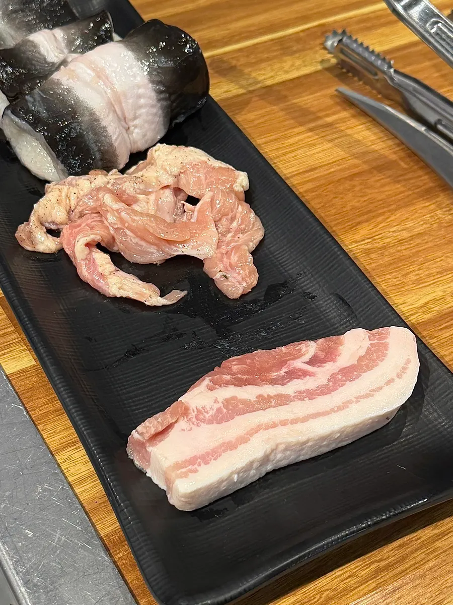 함께 나온 생오리와 삼겹살