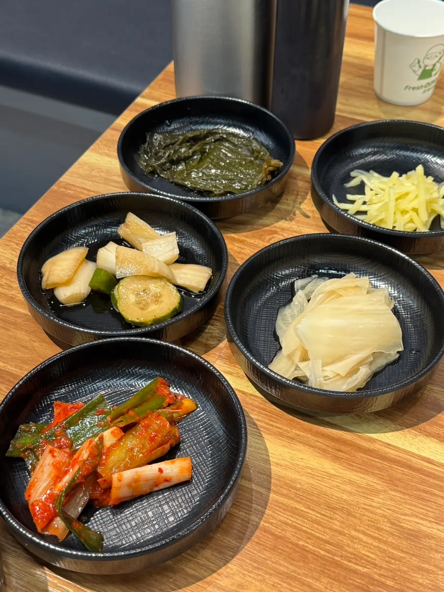 생강채가 포함된 기본 반찬 상차림