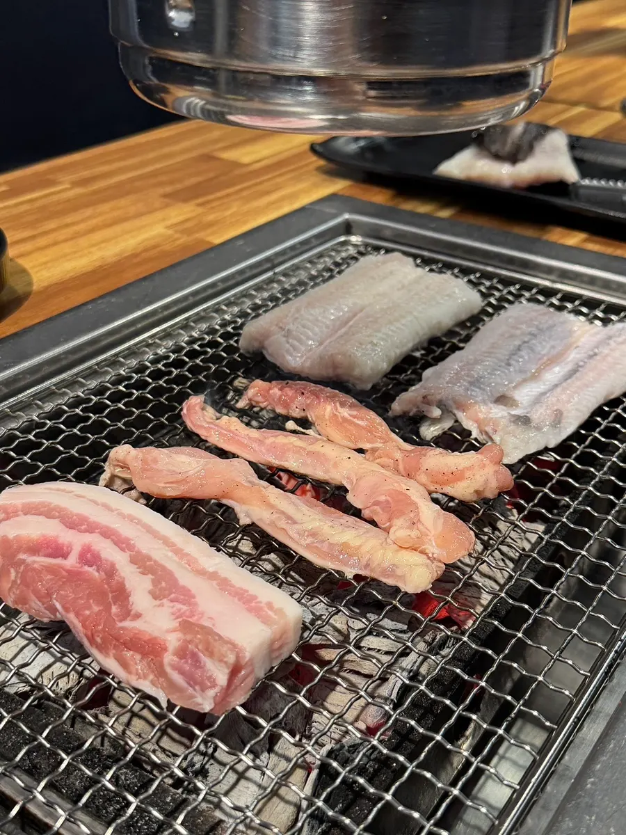 불판에 올린 민물장어