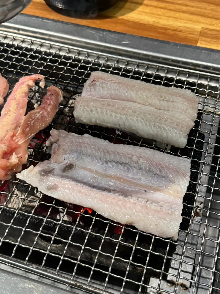 껍질 부분을 아래로 놓고 굽는 장어