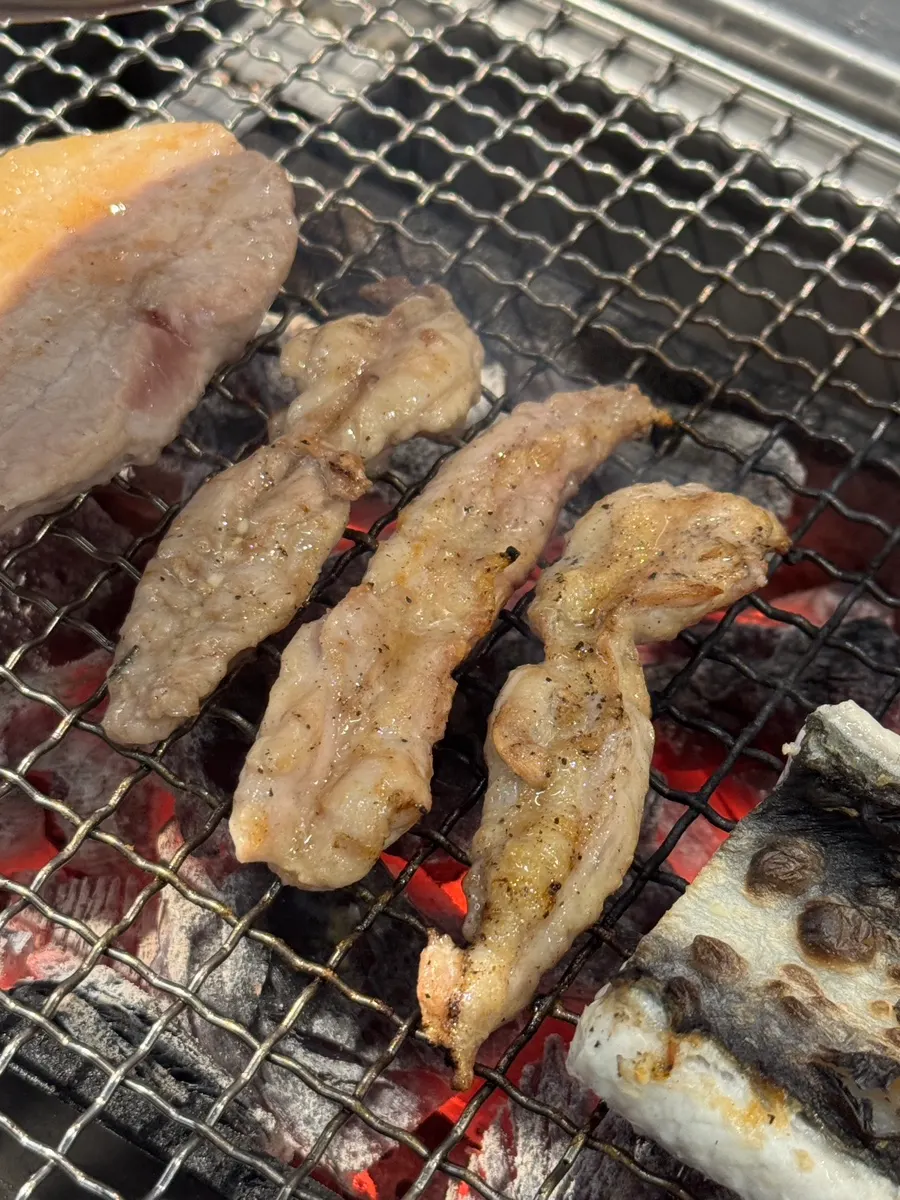 불판에서 익어가는 생오리