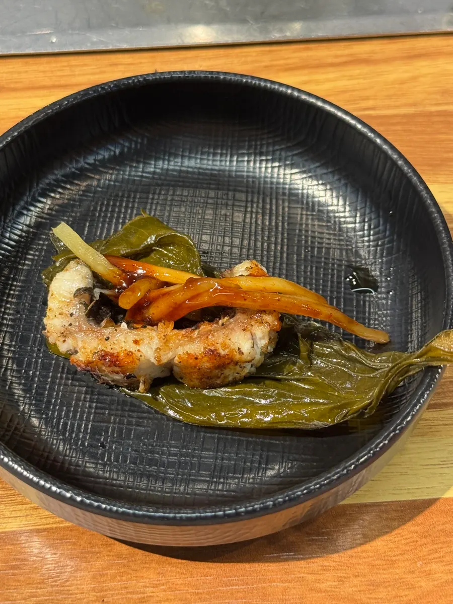 깻잎에 생강채와 소스를 올린 장어 쌈
