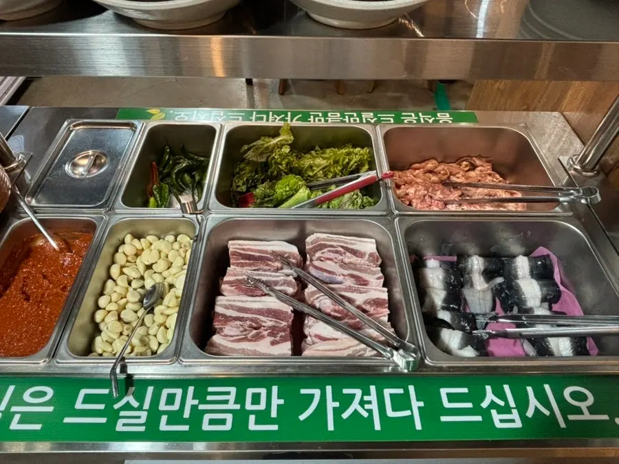 셀프바에 놓인 반찬들