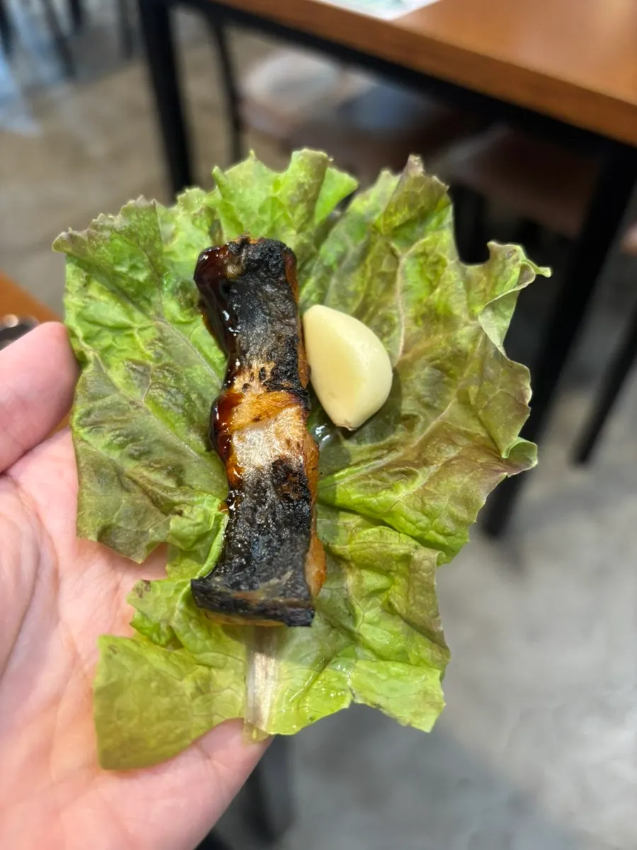 노릇하게 구워진 야들야들한 장어 살