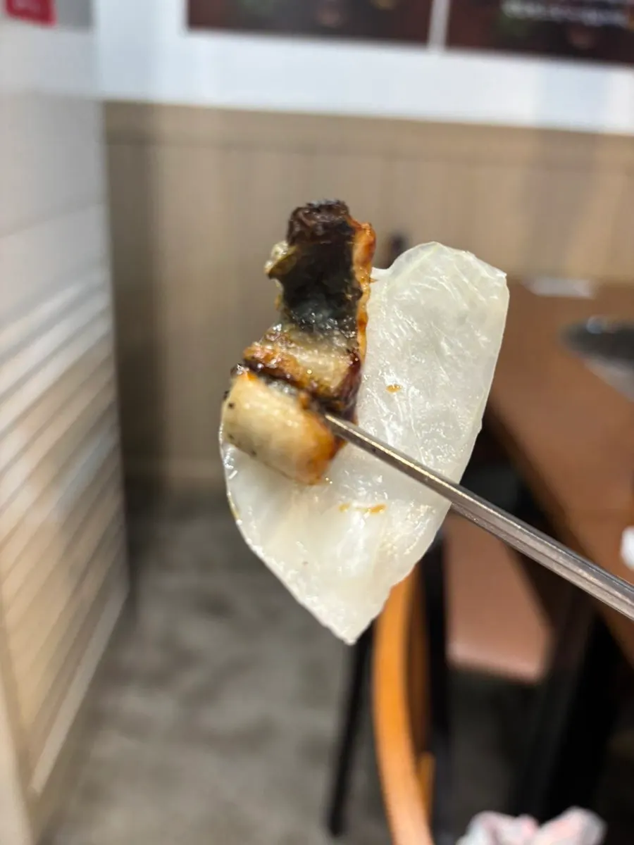 구운 민물장어 한 점 클로즈업