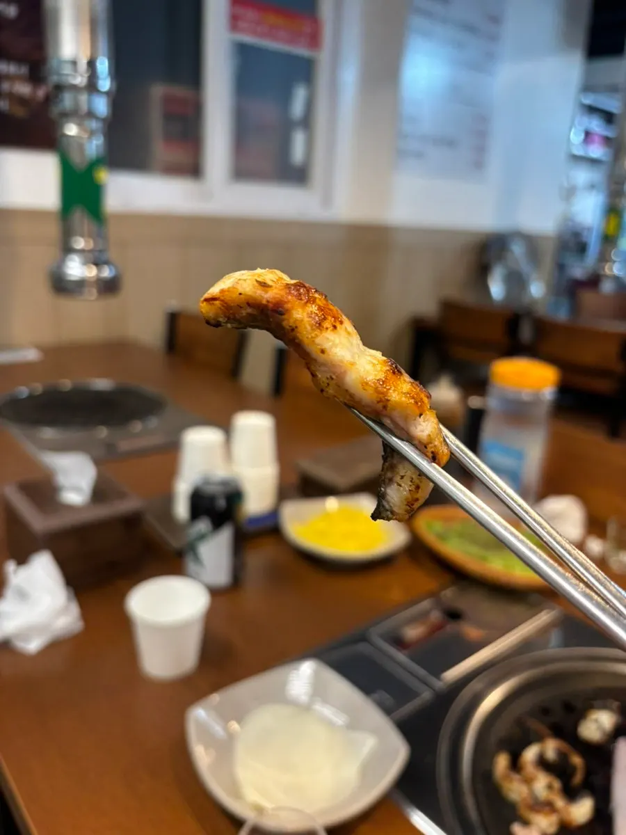 바베큐 소스에 찍어 무쌈에 올린 장어