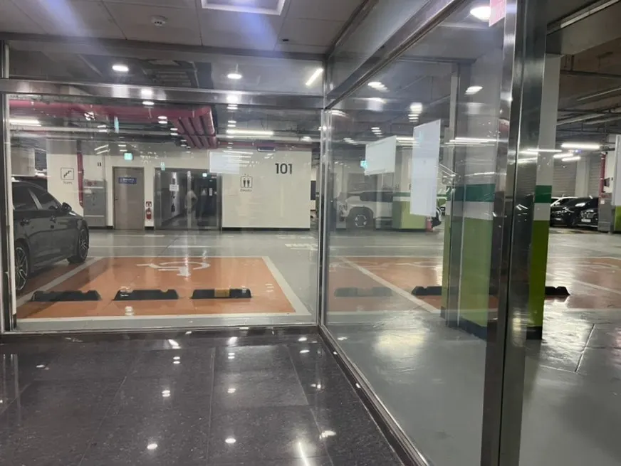 Entrance of the building for Songnim Bok Jangeo's Ansan City Hall branch
