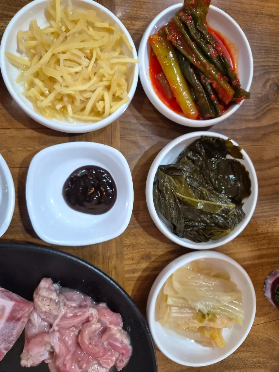 Basic side dishes served with the freshwater eel